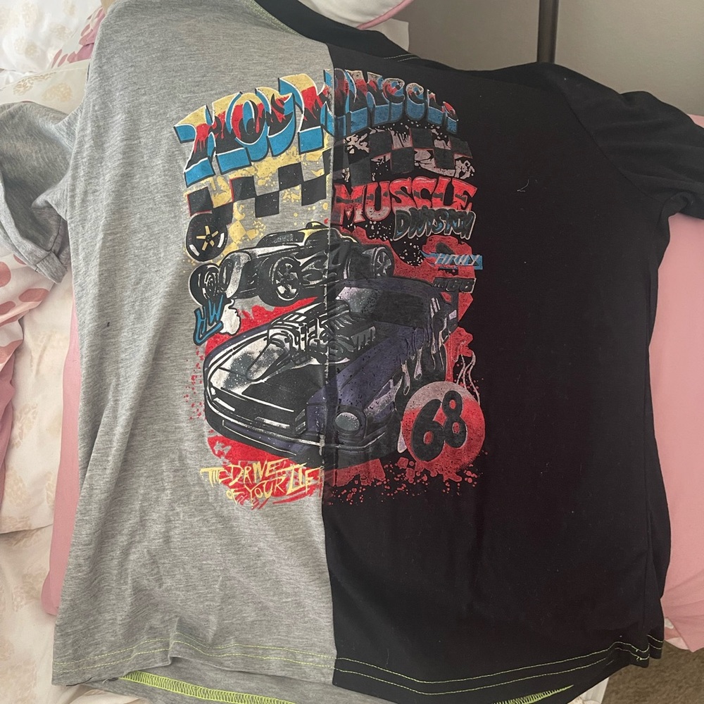 Only wore once it’s a half shirt one side black and one side gray